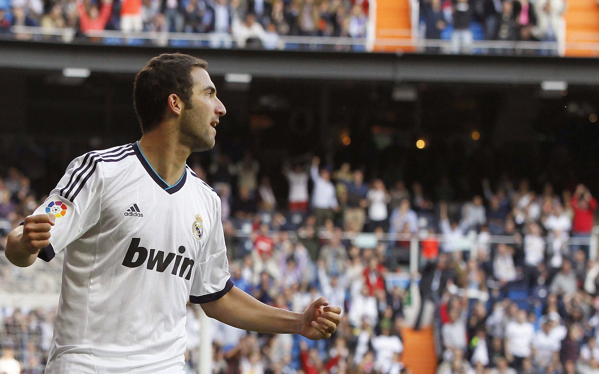 “战火点燃！两队鏖战九局，胜负只在一线之间”